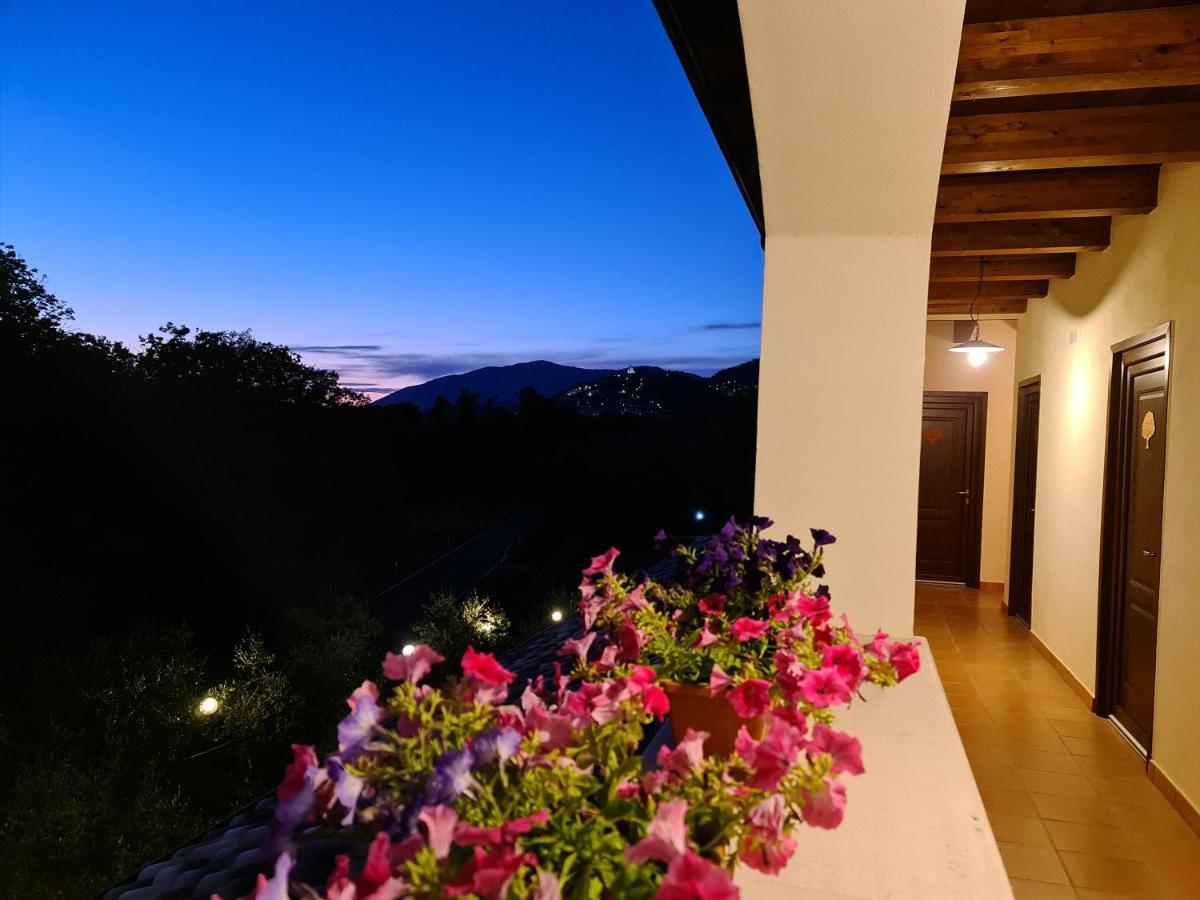 Agriturismo L'Ulivo Padula Eksteriør billede