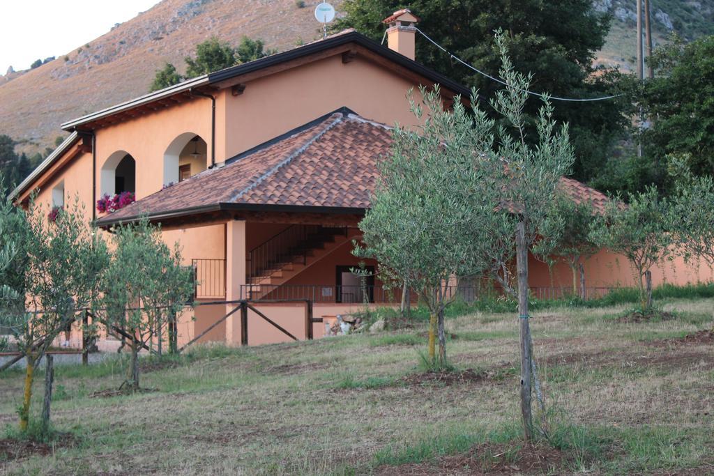 Agriturismo L'Ulivo Padula Eksteriør billede