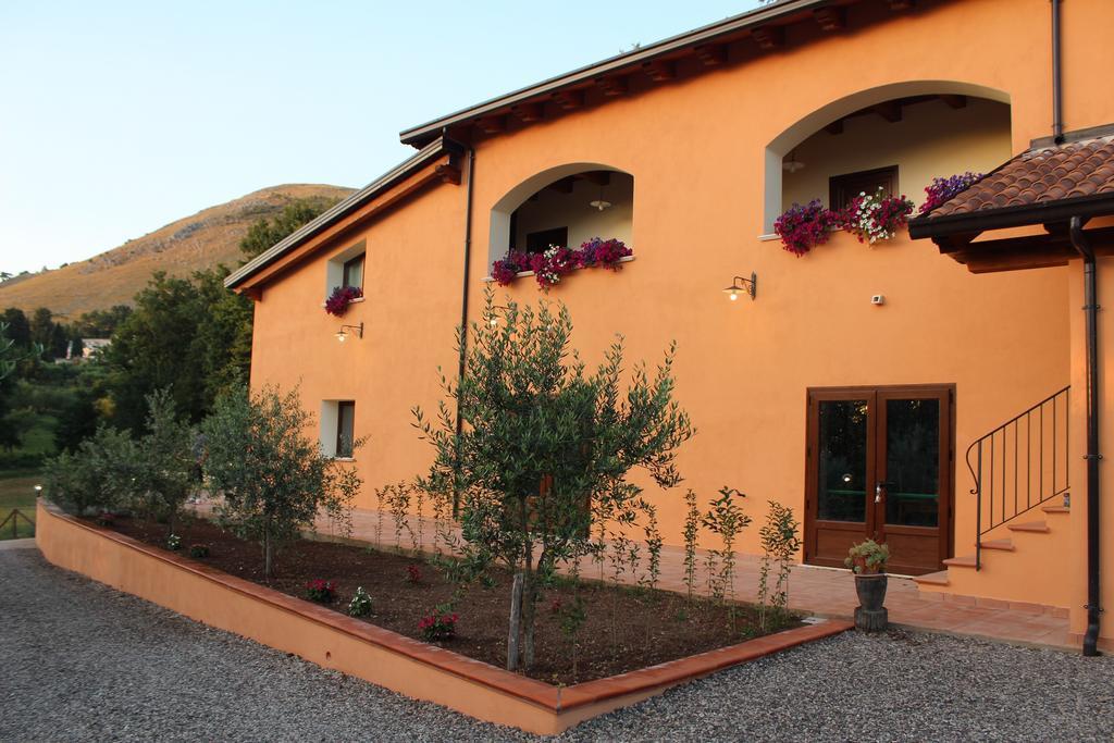 Agriturismo L'Ulivo Padula Eksteriør billede